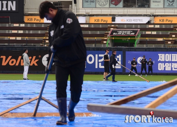 경기 준비하는 수원KT위즈파크