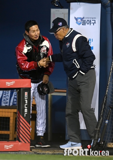 인사하는 염경엽 감독과 김응용 전 감독