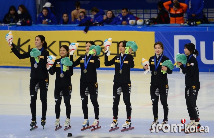 3000m 계주에서 은메달 따낸 여자 대표팀