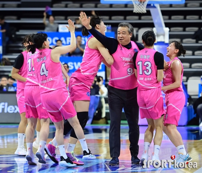 깜짝 3점슛 성공에 격한 축하 받는 임근배 감독