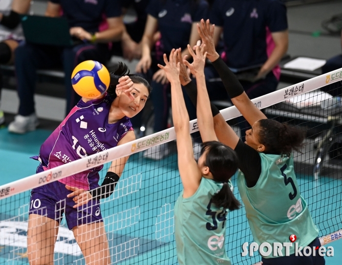 김연경 `블로킹이 빈 곳으로`