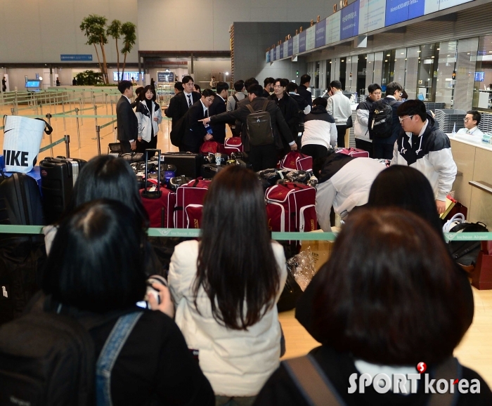 팬들 관심 속에 출국 준비하는 키움 히어로즈