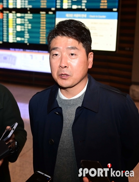 출국 전 인터뷰하는 홍원기 감독