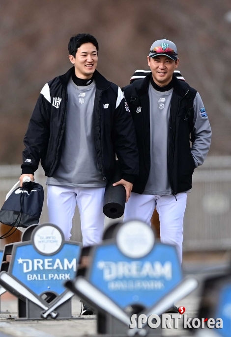 나란히 출근하는 고영표-장성우