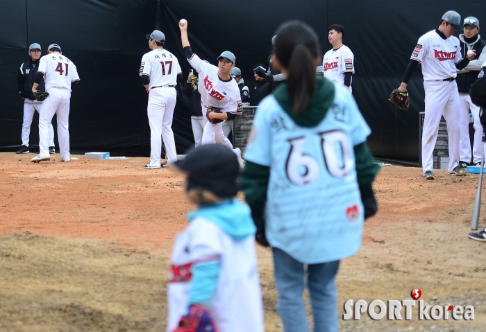 KT 스프링캠프 찾은 어린이 팬