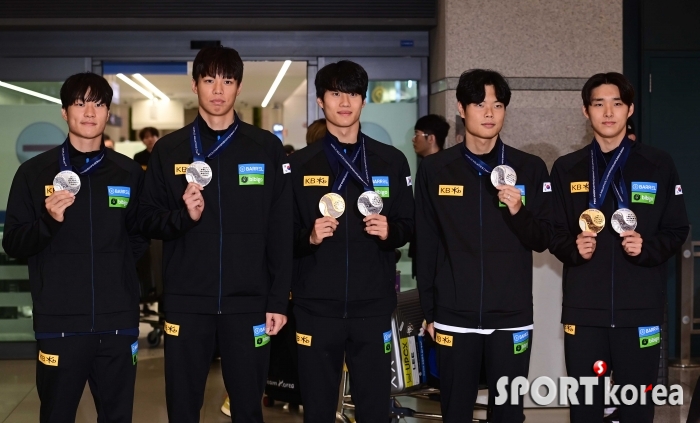 한국수영대표팀, 세계 8회 기록하며 금의환향