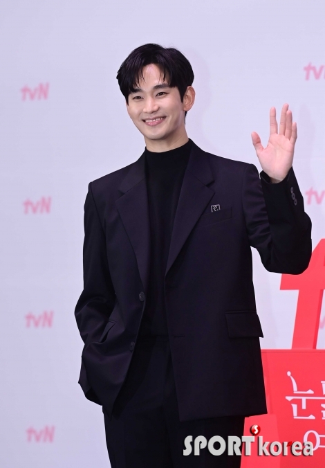 김수현, 왕자님 같은 미소