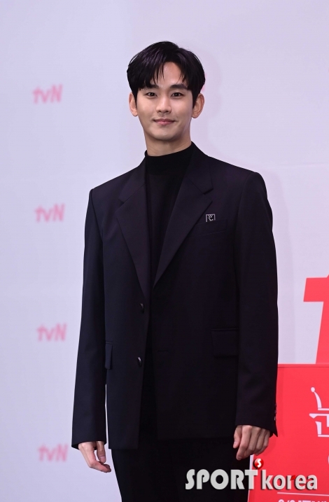 김수현, 화사한 미소