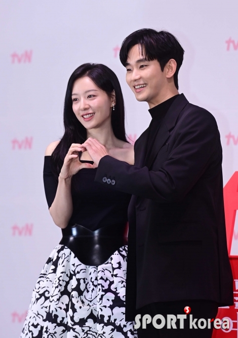 김지원-김수현, 행복한 미소로