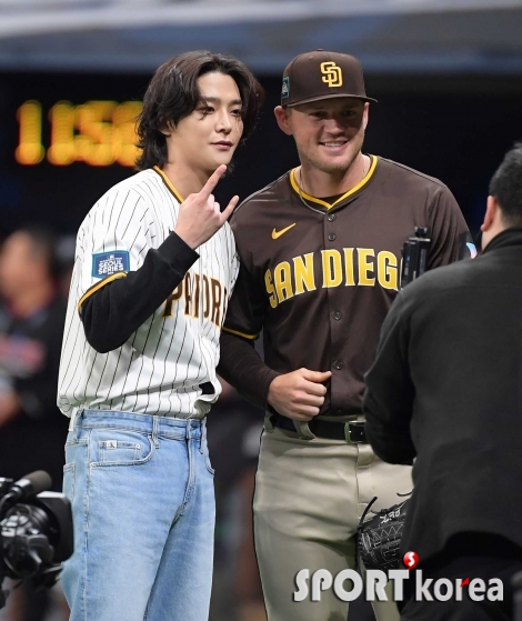 SF9 로운, 샌디에이고 시구 마쳤어요