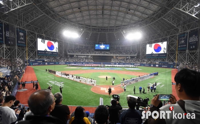 메이저리그 개막 행사에 애국가 울려퍼지는 고척돔