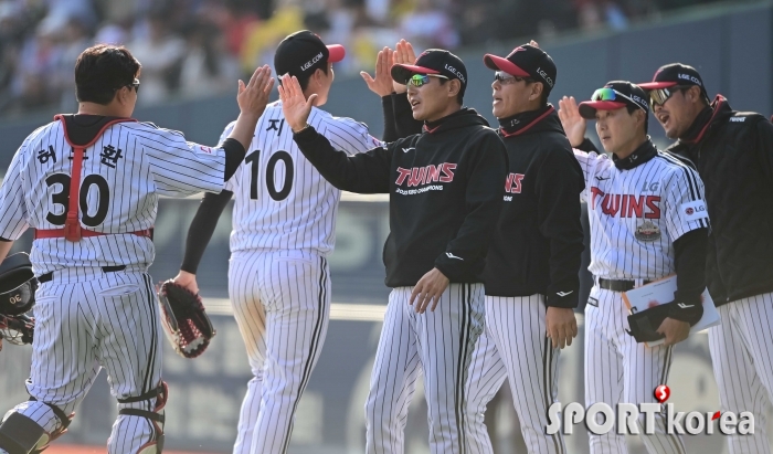 염경엽 감독, 8-2 승리 좋아!