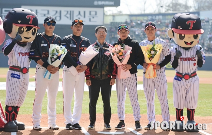 개막 축하 꽃다발 받은 LG-한화 감독과 선수들