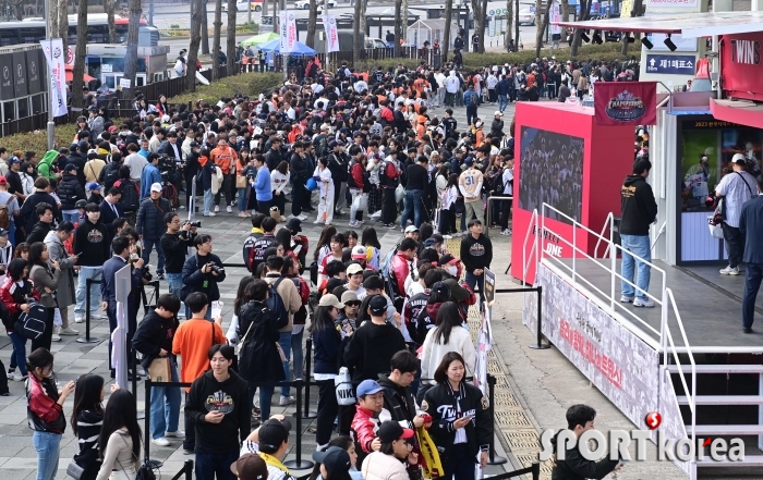 입장 기다리는 만원 관중