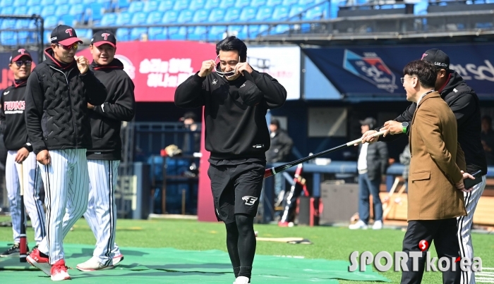 코치들도 인사하는 KBO 최고령 김강민