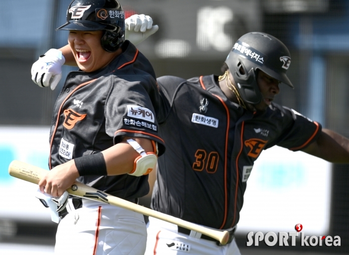 노시환 `페라자 동점 홈런 축하`