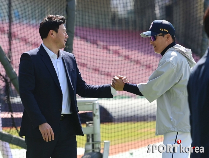 서재응과 반갑게 인사하는 이승엽 감독