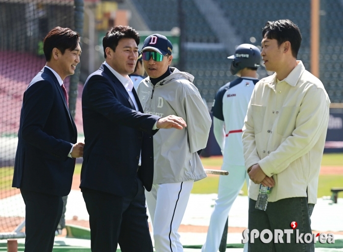 한 자리에 모인 KBO 레전드들