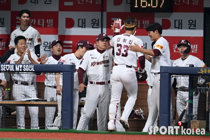 만루 홈런 김휘집, 왕관 쓰고 감독님과 하이파이브