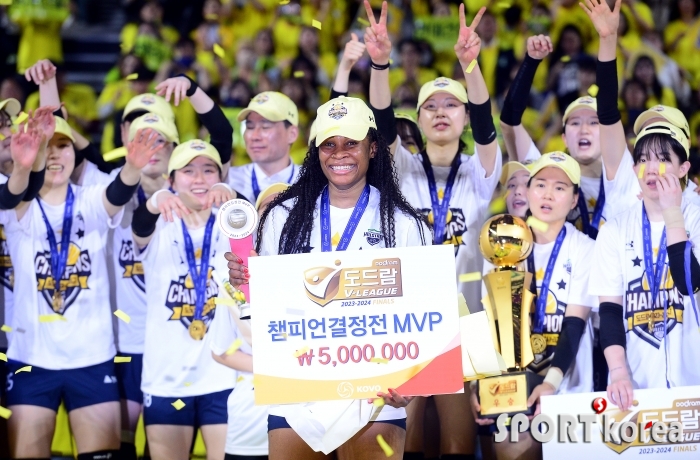 모마, 영광의 MVP 수상!