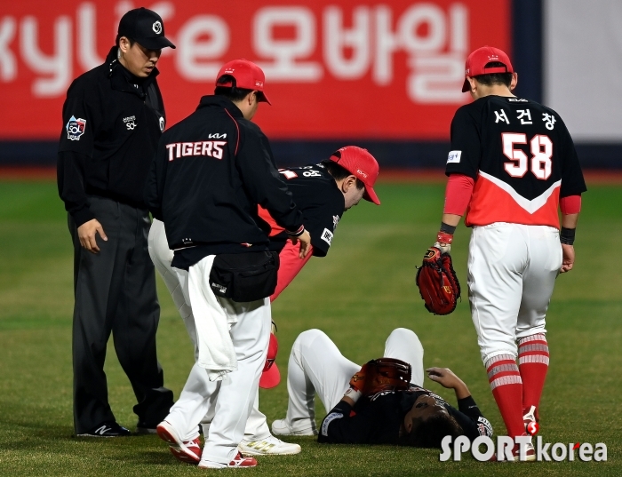 그라운드에 쓰러진 김선빈