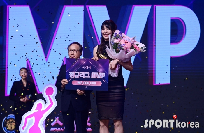 WKBL 정규리그 MVP 선정된 박지수