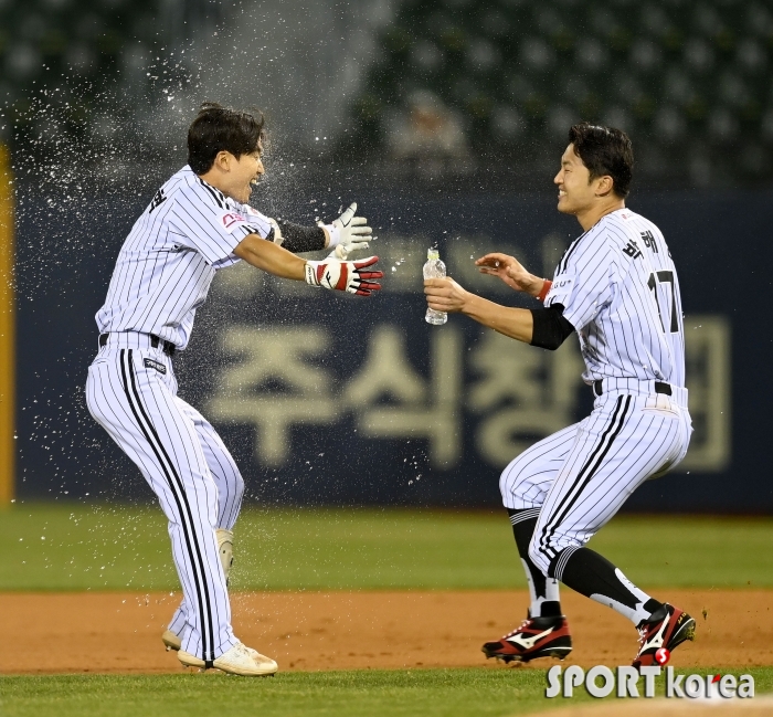 박해민 `구본혁 끝내기 축하해`