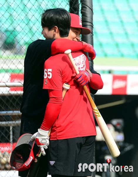 1군 복귀 추신수, 김정민과 반가운 포옹