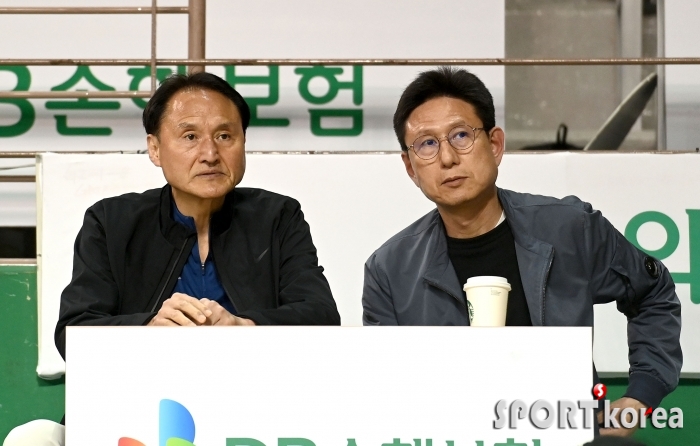 안준호 감독-서동철 코치, 플레이오프 직관