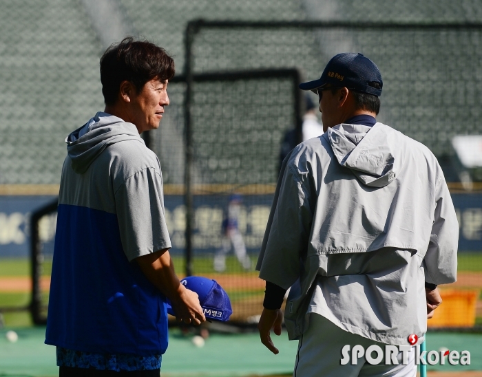 이승엽 감독과 이야기 하는 강민호