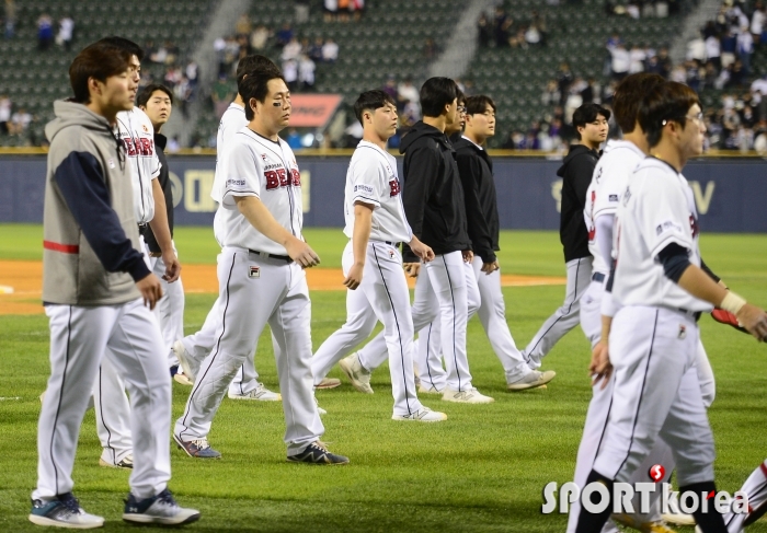 2-4 패배로 차갑게 굳은 두산 선수들