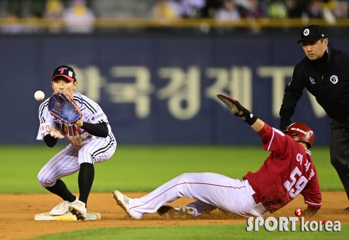 신민재, 1루주자는 아웃