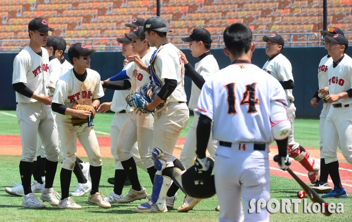 중앙고, 제주고에 10-5 승리하며 16강행