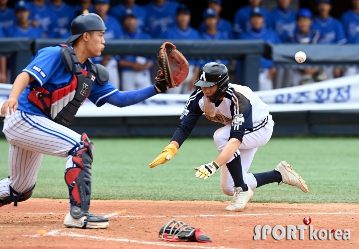 홈 득점을 노렸지만 아웃!