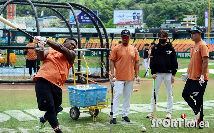 정경배 감독대행 `페라자 집중 훈련~`