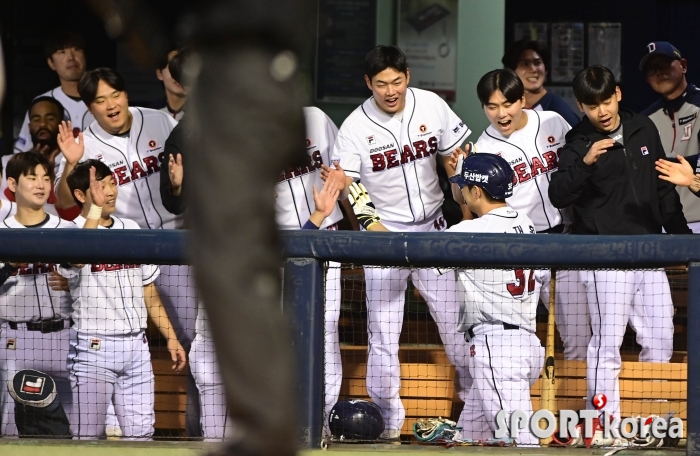 투런포 축하 받는 김재환