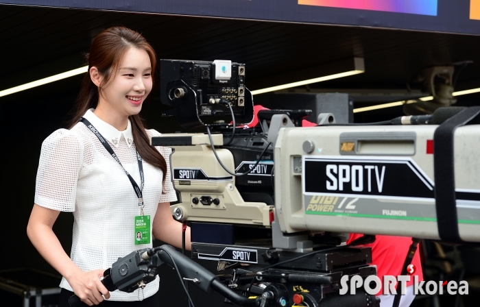 장민지 아나운서 `밝은 미소로 촬영 집중~`