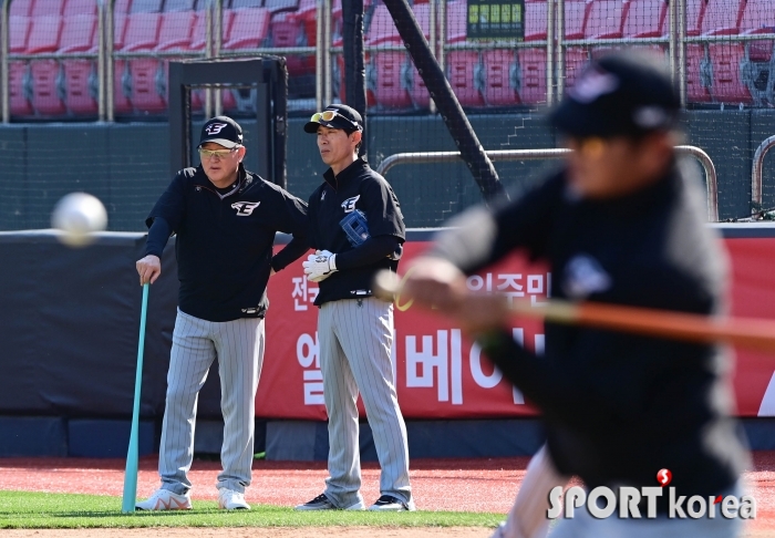 김경문 감독, 취임 후 첫 경기 앞둔 훈련