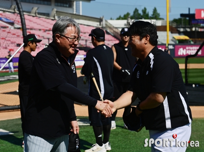 김경문 감독, 김태균 코치와 환한 인사