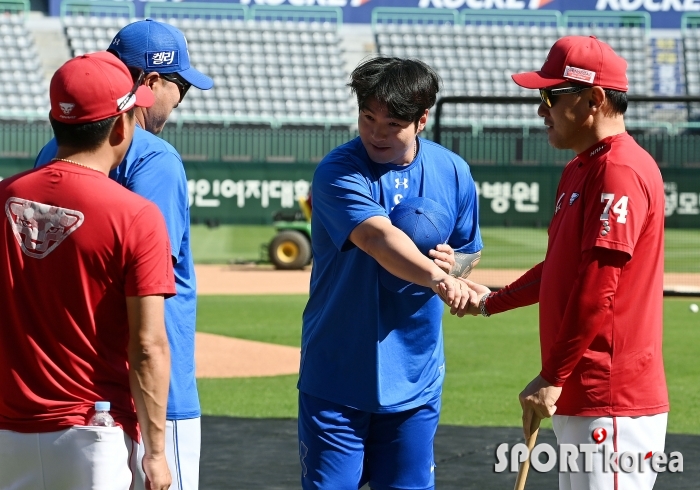 삼성맨 박병호, 조원우 코치와 인사~