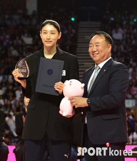 안산시로부터 감사패 받은 김연경