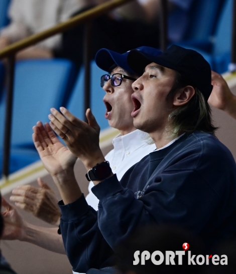 김연경의 국가대표 은퇴경기 관람하는 유재석-이광수