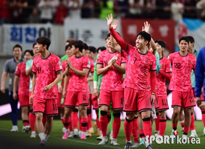 팬들에게 인사하는 한국축구대표팀