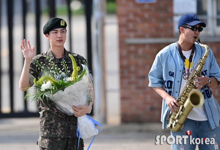 BTS 진 전역 축하 색소폰 부르는 RM