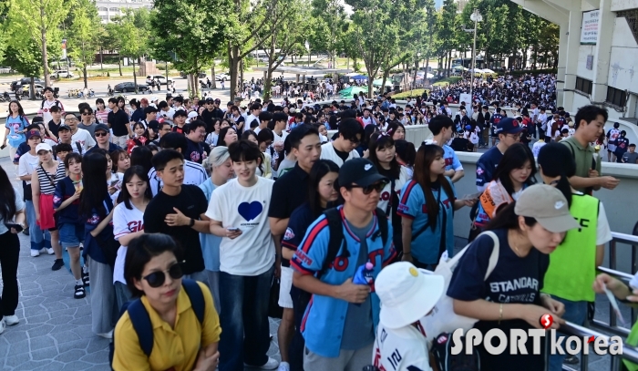 만원 관중 밀려드는 잠실야구장