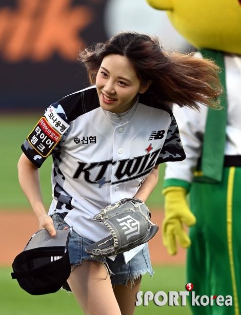 환한 미소로 시구 마친 김민아!