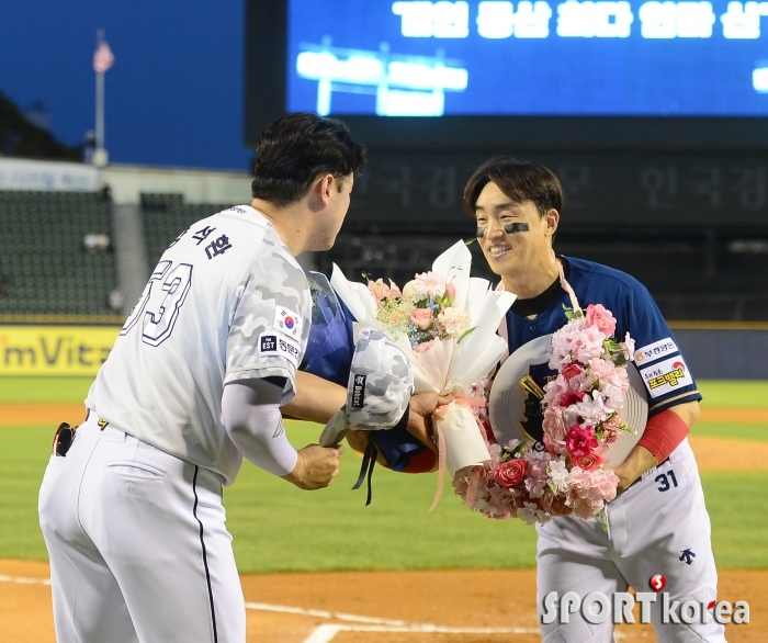 손아섭, 상대팀의 축하 꽃다발에 웃음 활짝