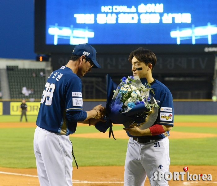 강인권 감독, 아섭아 축하한다