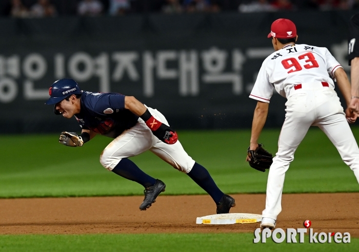 황성빈, 볼 빠졌다! 3루까지 달려라~