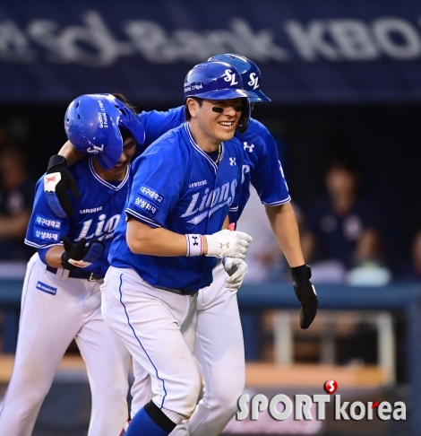 강민호, 역전 스리런에 싱글벙글